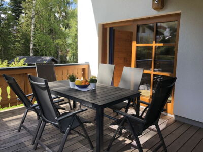 Große gemütliche Terrasse in der Ferienwohnung Top 2 im Appartement Schwab Ski-In & Ski-Out in Schladming Rohrmoos an der Piste der 4-Berge-Skischaukel