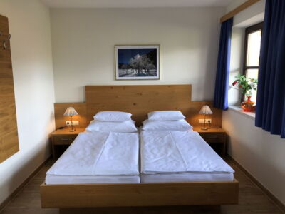 Schlafzimmer in der Ferienwohnung Top1 im Appartement Schwab Ski-In & Ski-Out in Schladming Rohrmoos an der Piste der 4-Berge-Skischaukel