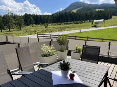 Große gemütliche Terrasse in einer Ferienwohnung im Appartement Schwab Ski-In & Ski-Out in Schladming Rohrmoos an der Piste der 4-Berge-Skischaukel