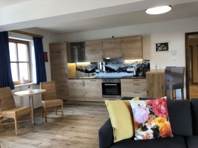 Viel Platz im großzügigen Wohnbereich in der Ferienwohnung Top 2 im Appartement Schwab Ski-In & Ski-Out in Schladming Rohrmoos an der Piste der 4-Berge-Skischaukel
